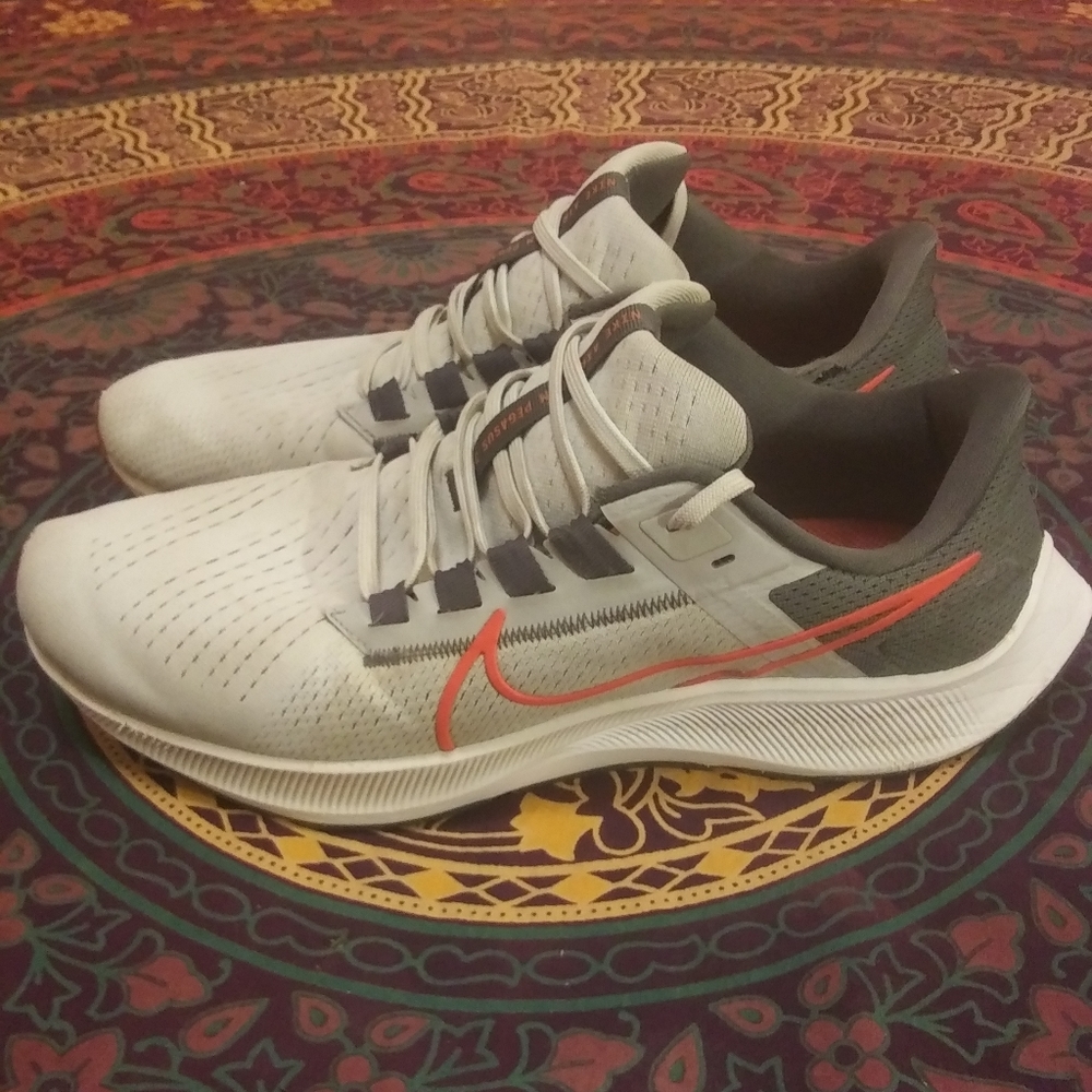 Nike Air Zoom Pegasus 38 grey red